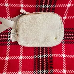 Lululemon Everywhere Fleece 2L belt bag NWT